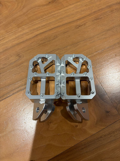 Foot pegs for lbx,eride,x3